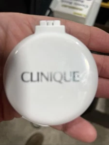 Spazzola per capelli pop-up da viaggio Clinique con specchio - Foto 1 di 3