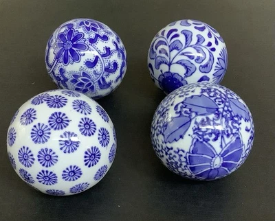 "Juego de 4 esferas de porcelana decorativas azules blancas 3"" bolas en D florales geométricas" Foto 1 de 4