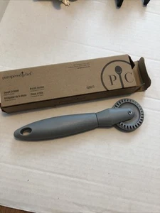 Pampered Chef Dough Crimper & Pastry Tool 100077 New in Box - Picture 1 of 5