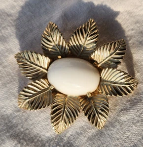 Vintage seltene goldfarbene Marvella weiße Glasblume Anstecknadel Brosche - Bild 1 von 3