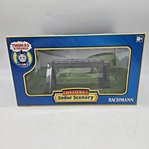 Bachmann Pedestrian Bridge Sodor Scenery - Thomas & Friends HO 45234 - Bild 1 von 6