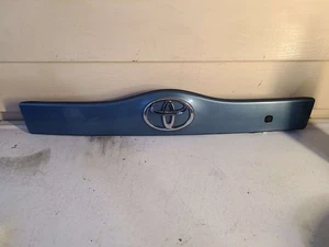 2004-2009 TOYOTA PRIUS TAILGATE LIFTGATE TRIM HANDLE GARNISH BLUE - Picture 1 of 3