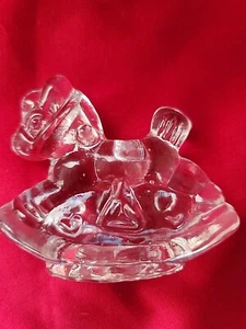 Vidrio prensado década de 1970 cristal caballo mecedor soporte para velas papel pesaje - Imagen 1 de 5