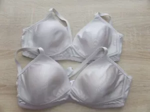 Triumph* 2 x BH Soft Sensation P* ohne Bügel* Größe 75A* Unterwäsche - Bild 1 von 2