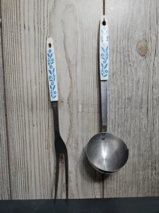 HOUSEHOLD JAPAN Set di 2 MESTOLI E FORCHETTE in acciaio inox fiordaliso blu, vintage anni 70 - Foto 1 di 23