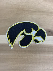 Iowa Hawkeyes vintage hierro en coser en parche bordado 4" x 3" - Imagen 1 de 1