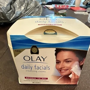 OLAY Daily Facials 30 Lathering Cleansing Cloths with Case - Normal to Dry RARE - Picture 1 of 5