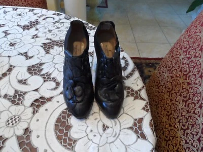 Botines Valentino Garavani de cuero de becerro negro edición rosa talla 37B Foto 1 de 4