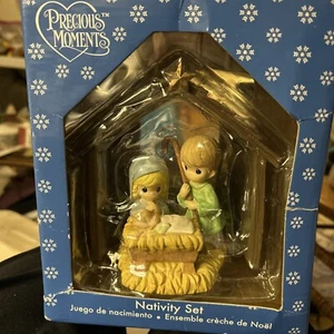 Precious Moments Nativity Set Mary Joseph + Baby Jesus In Manger 2009 New - Picture 1 of 5