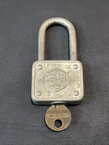 Vintage Old Master Lock Walking Lion 77 Padlock USA - With Key - Picture 1 of 3