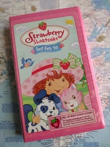 Strawberry Shortcake Best Pets Yet Video Tape Movie (VHS 2004)- Pink Clamshell - Foto 1 di 3
