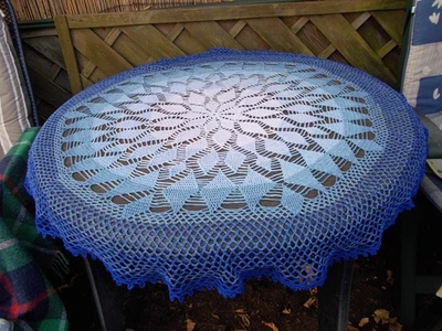 Handarbeit: Häkel-Tischdecke mit Farbverlauf, Durchmesser 110 cm weiß/blau - NEU - Bild 1 von 4