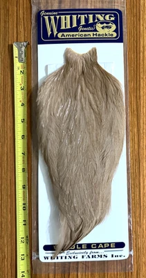 Capa de gallo americano Whiting, blanco teñido bronceado, atar moscas Foto 1 de 2