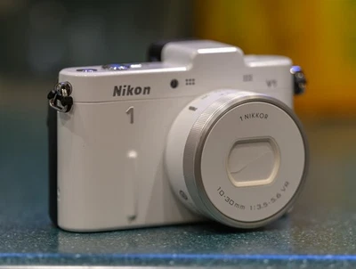 Cámara digital Nikon 1 V1 blanca sin espejo / 1854 clics / 10-30 PD-ZOOM / Como nueva- Foto 1 de 4