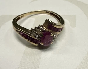 Anello Vintage Firmato WM 10k Oro Giallo Rubino Diamanti • 2 Grammi Totali • Misura 8,5 - Foto 1 di 13