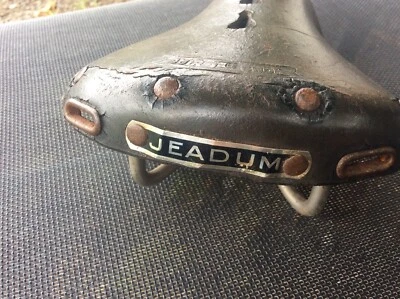ancienne et Jolie selle de vélo en cuir Original - Marqué JEADUM - Photo 1/4