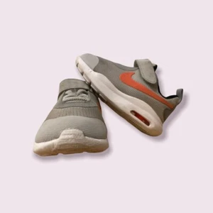 Nike Boys Pure Platinum & Hyper Crimson Air Max Oketo Sneakers - Picture 1 of 12