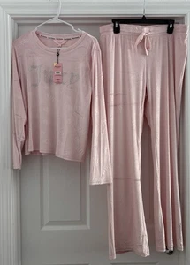 Neu mit Etikett Juicy Couture Pyjama Loungewear Set Gr. LARGE rosa Velours 2-teilig Krone geprägt - Bild 1 von 8