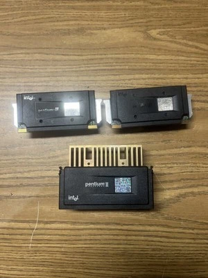 LOT - Intel Pentium SLOT 1 CPUs - Image 1 of 4