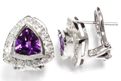 Pendientes Omega triangulares de oro blanco de 14 k con amatista natural y diamantes de 2,4 quilates Foto 1 de 4