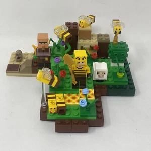 LEGO BeeKeeper Minifigura, 4 Abejas y Panal de Minecraft 21165 + extra - Imagen 1 de 11