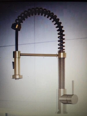 Grifo de cocina rociador extraíble de una sola manija Vigo Edison en oro cepillado mate Foto 1 de 4