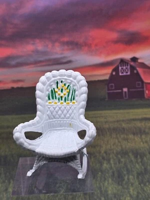 Mecedora miniatura vintage de metal fundido a presión blanca Hong Kong 1:12 para casa de muñecas Foto 1 de 4