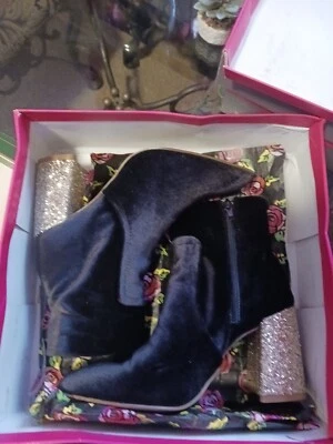 Betsey Johnson 女式黑色天鹅绒高跟靴 6.5 码 — 第 1/4 张图片