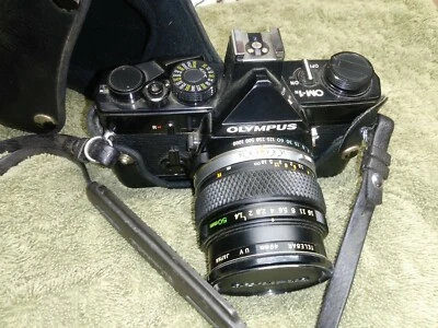 Olympus OM-1n Negro con lente Zuiko 50mm 1.4f y Flash T-32 Foto 1 de 3