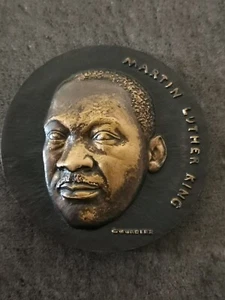 MEDAILLE BRONZE MAT 1969 MARTIN LUTHER KING + BOITE / 67mm 183g - Picture 1 of 5