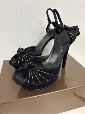 Tacones de aguja Gucci con tiras punta abierta plataforma negro gamuza nudo dorado 8,5  Foto 1 de 4
