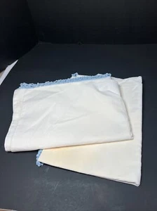 Juego de 2 fundas de almohada Pacific Miracale vintage bordadas a mano borde azul LEER - Imagen 1 de 4