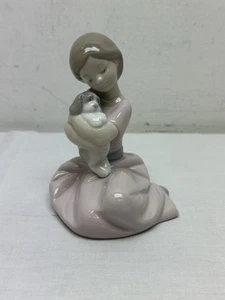 LLADRO NAO SPAIN GIRL CRADDLING DOG, FIGUR 2003 1451 - Bild 1 von 6