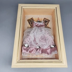 Victorian Shadow Box 3D Diorama gerahmte Kunst Damen rosa Kleid Rosen 13" x 9,5" - Bild 1 von 6