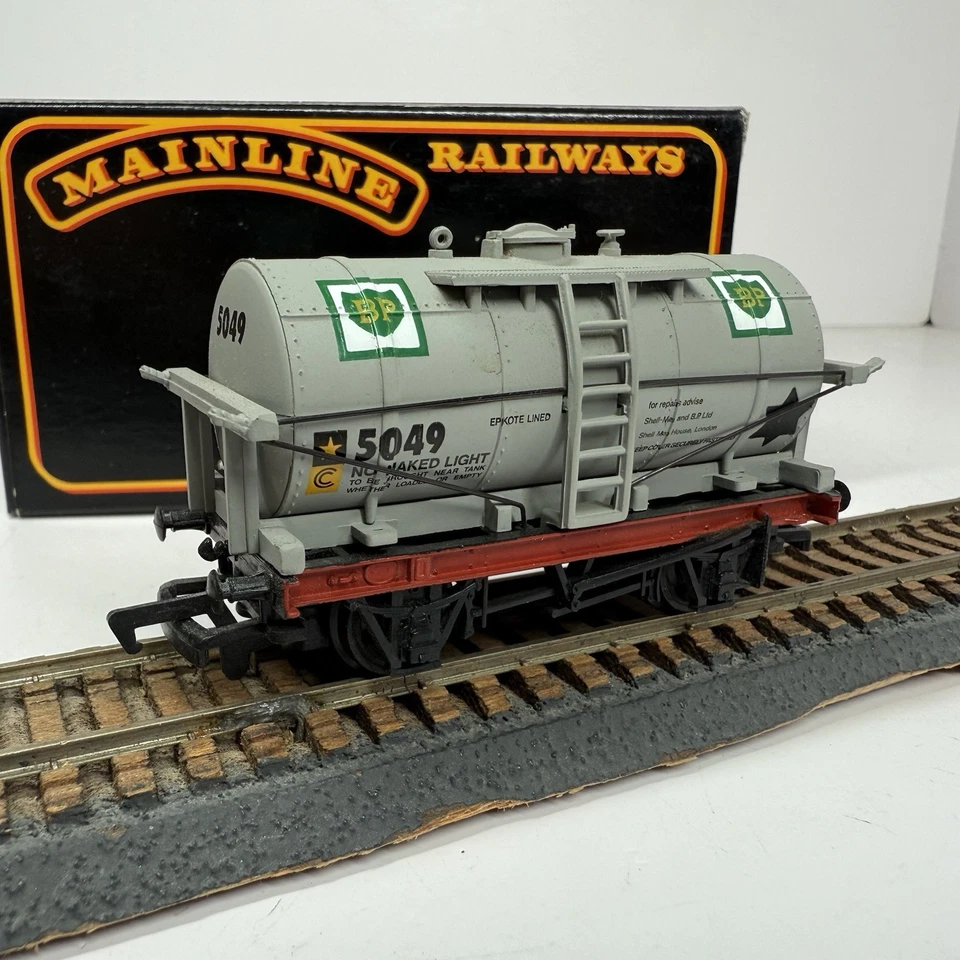 OO Scale Mainline 937135 Railways BP Tank Car  Wagon #5049 - Image 1 of 4