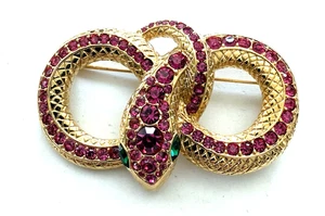 Increíble broche prendedor TRIFARI frambuesa enrollada estrás serpiente con ojos verdes 1997 - Imagen 1 de 3