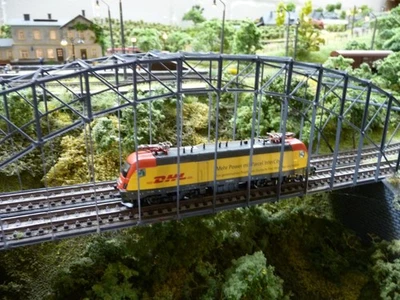 Hobbytrain N H2743 E Lok E182 009 1  Taurus DHL Railion - Bild 1 von 4