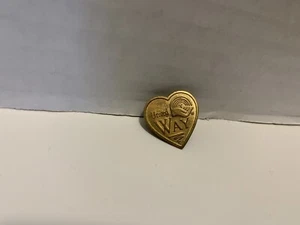 Vintage United Way Helping Hands Gold Tone Lapel Hat Pin - Picture 1 of 2