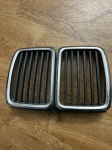 BMW E30 Front Kidney Grille 51.13.1 945 877 USED A/M J6-3 - Picture 1 of 11