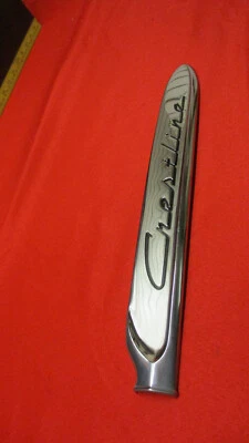 1953 FORD CRESTLINE ПЕРЕДНЕЕ КРЫЛО ОТДЕЛКА ПРАВАЯ СТОРОНА МОЛДИНГ ТАБЛИЧКА С НАЗВАНИЕМ NOS - Изображение 1 из 4