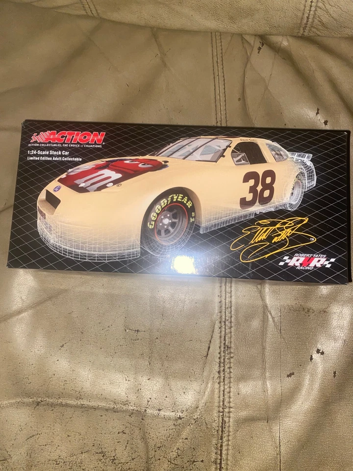 Elliott Sadler #38, 2005 Taurus Club Car. Coche de prueba/M's. NASCAR de acción Foto 1 de 4