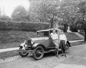 Jungen stehen neben Ford Auto 8x10 Nachdruck des alten Fotos - Bild 1 von 1