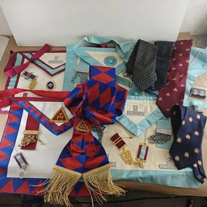 FREIMAURER KONVOLUT RESTPOSTEN SCHÜRZEN, HALSBÄNDER, KRAWATTEN & ABZEICHEN - Bild 1 von 22