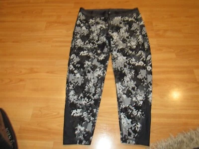 $35 NWT New UNDER ARMOUR Girls XL Cropped Fitted Camo Pants Athletic Gray Black - Image 1 of 4