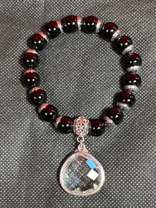 Pulsera Chico's Cuentas Negras/Sivertono Elásticas Deslizables con Triángulo de Vidrio Facetado - Imagen 1 de 19