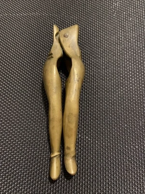 Винтажные ЛАТУННЫЕ ЖЕНСКИЕ НОЖКИ ОРЕХОВЫЕ КРЕКЕРЫ В СТИЛЕ АР-ДЕКО СТАРЫЕ Новинки Непослушные! - Изображение 1 из 3