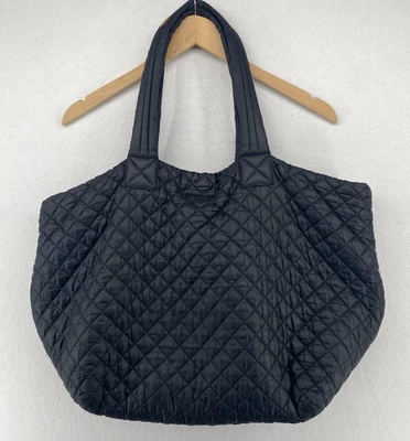 Bolso de hombro de viaje MZ WALLACE Metro acolchado de nailon con adornos de cuero negro Foto 1 de 4