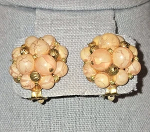 Blanco(?) Pendientes de colección con clip de cuentas de lucita melocotón agrietado tono dorado y racimo de 1" - Imagen 1 de 8