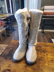 Muk Luks Damenschuhe beige Größe 6 Pullover gehäkelt Kunstfellbesatz Schlupfstiefel - Bild 1 von 9