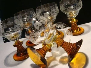 6 Weinrömer Weingläser 0,1, schwer-grüner Fuß Weinlaub Dekor, selten - Bild 1 von 5